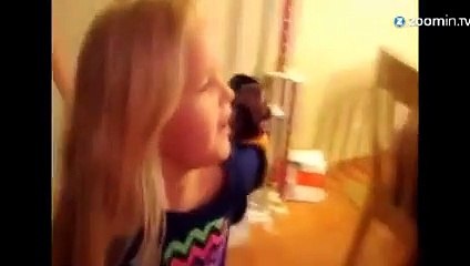 Un singe pleure de joie en voyant sa grand-mère !