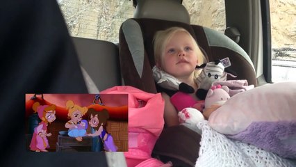 Une petite fille émue aux larmes devant un dessin animé