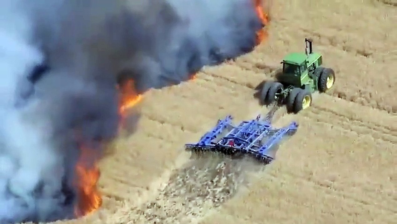Un tracteur coupe-feu contre un incendie