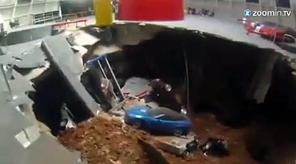 8 corvettes englouties dans un cratère !