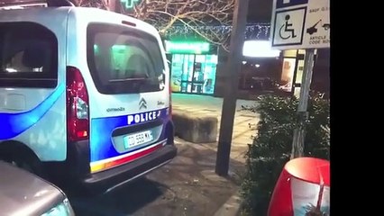 Quand une voiture de police se gare sur une place handicapée
