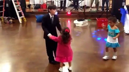 Un jeune danseur rejette une petite fille jalouse