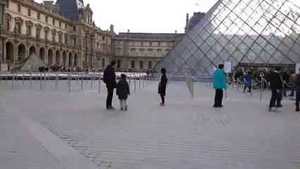 Terreur à Paris : attaque terroriste au Louvre