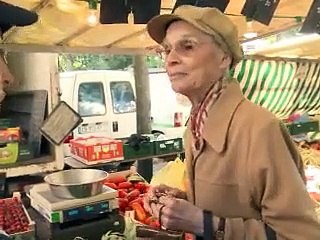 A Paris, la police sensibilise les vieilles dames sur les vols de colliers