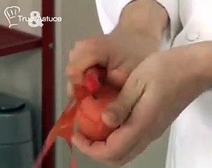 Tarte fine croustillante à la tomate et aux champignons, jus de persil