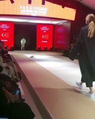 Hilarant : un chat s'incruste dans un défilé de mode !