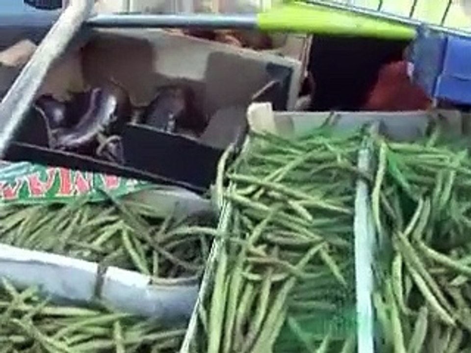 Au marché de Wazemmes, les invendus glanés et redistribués par une association
