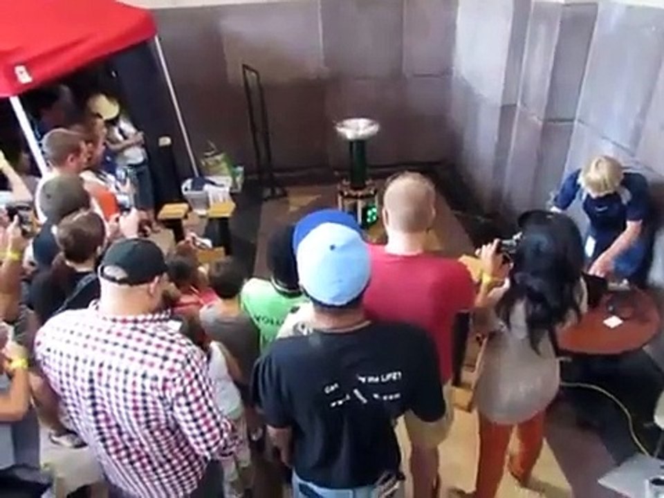 Une bobine Tesla fait de la musique