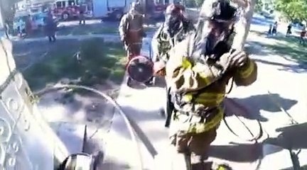 Un pompier sauve un chaton