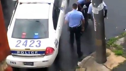 Un homme inconscient se fait tabasser par un policier