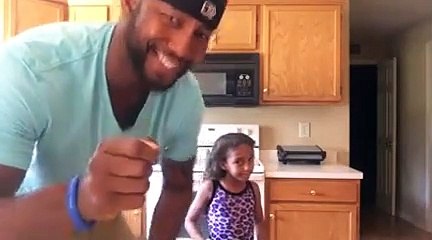 Voici la méthode pour faire un chignon à sa fille en 30 secondes
