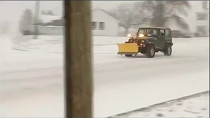 Un reporter enseveli par un chasse-neige