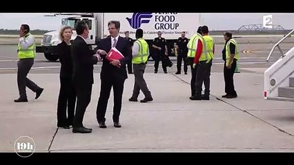 Emmanuel et Brigitte Macron échangent un baiser devant les caméras