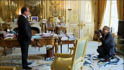 François Hollande, un peu gêné, parle de la photo avec Valérie Trierweiler dans son bureau