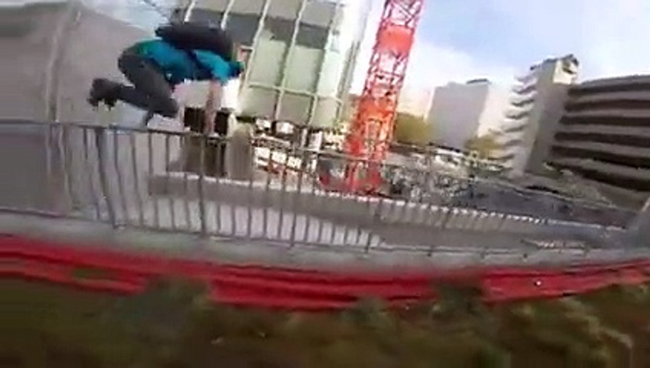 Ils font du base jump depuis la Tour Incity de...