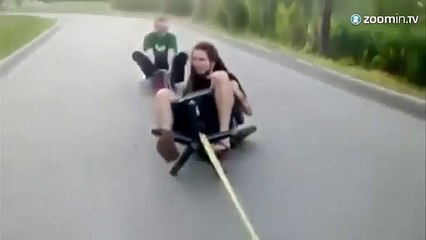 Ces jeunes intrépides surfent le macadam!