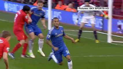 Football : Luis Suarez mord Branislav Ivanovic