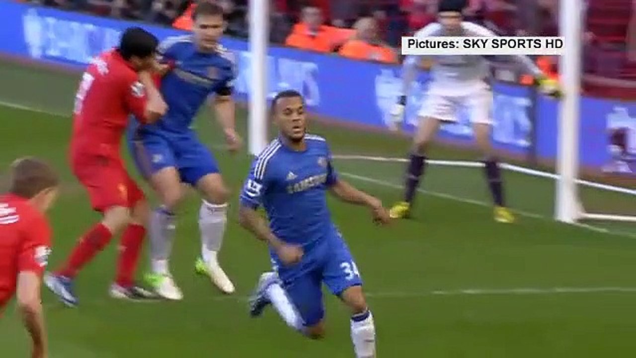 Football : Luis Suarez mord Branislav Ivanovic