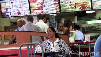 Cet homme réclame les mêmes burgers que sur les pubs