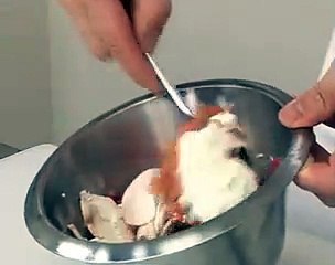 Omelette roulée au saumon fumé et aux olives