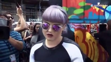 Kelly Osbourne souffre pour effacer ses tatouages