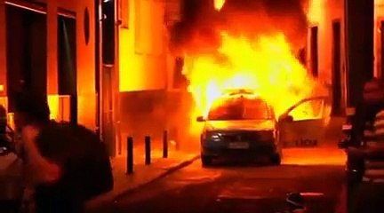 Brésil : les Black Blocs agressent la police