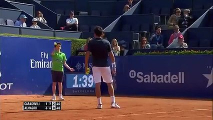 Un ramasseur de balle se prend une bâche en pleine figure !