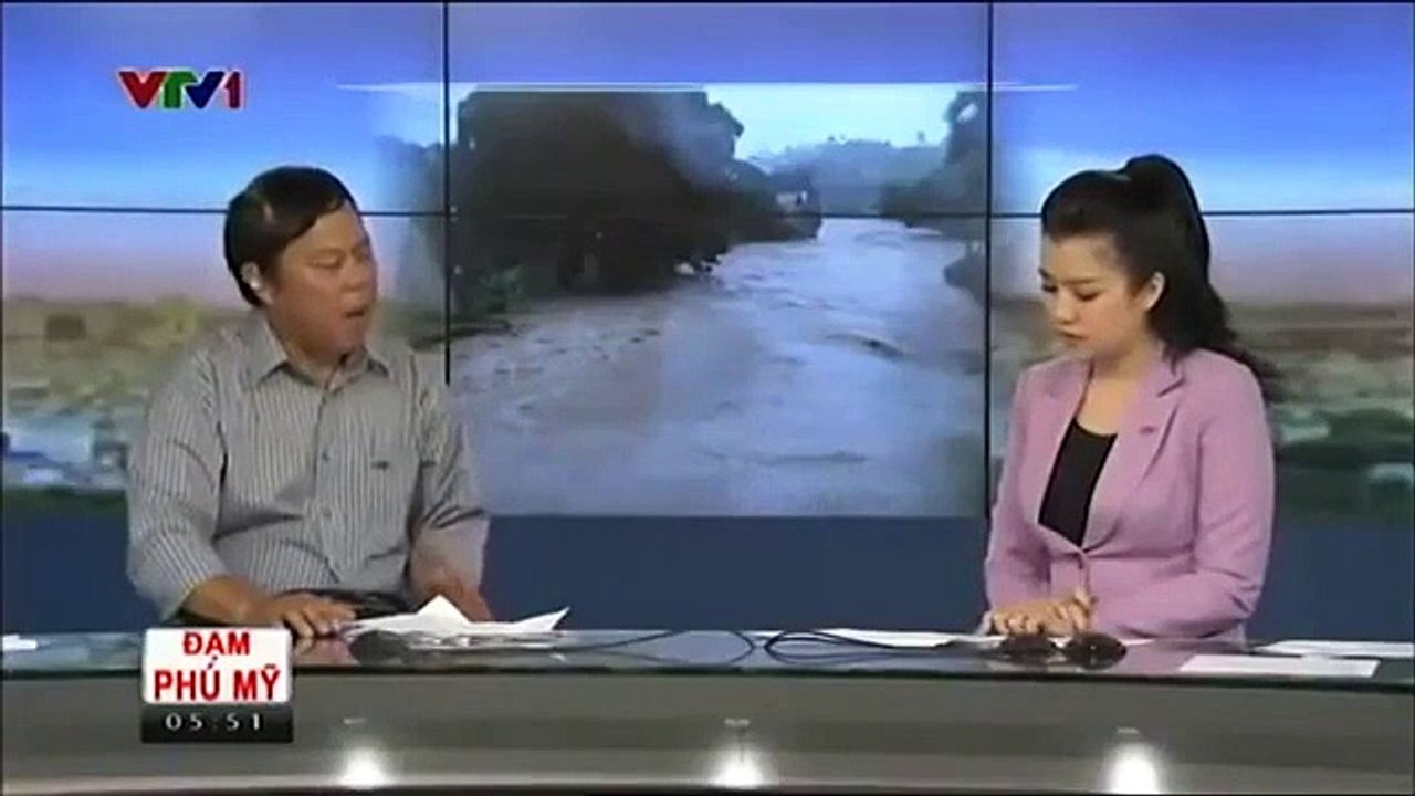 Un journaliste jette son téléphone en direct sur un plateau télé