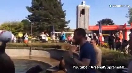 Lukas Podolski s'entraîne avec une otarie !