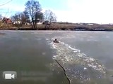 Il sauve son chien piégé au milieu d'une rivière gelée