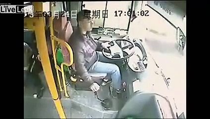 Un chauffeur de bus chinois frôle la mort