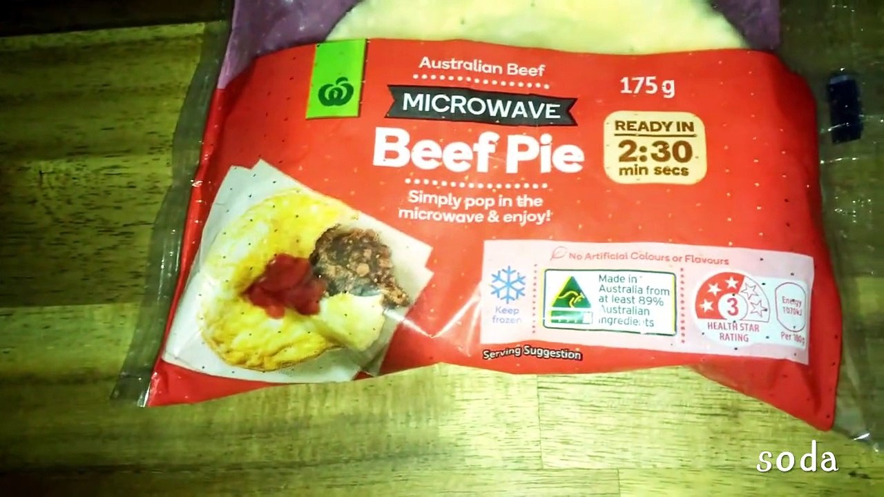 Trying a Woolworths Microwaveable Meat Pie