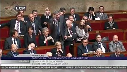 Le député UMP Jean-Charles Taugourdeau offre un "attrape-rêves" à Jean-Marc Ayrault