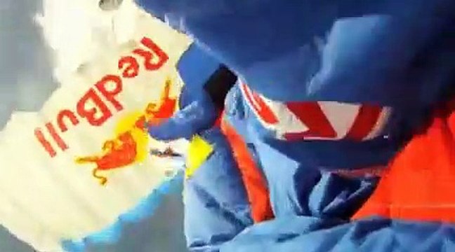 Il saute de la pointe du Mont Everest