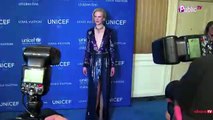 Exclu Vidéo : David Beckham récompensé au gala de l'UNICEF entourée de jolie femmes