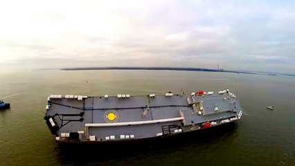 Un cargo transportant des voitures de luxe s'est échoué sur un banc de sable