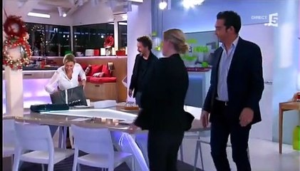 Guillaume Gallienne offre un petit bikini à Anne-Sophie Lapix
