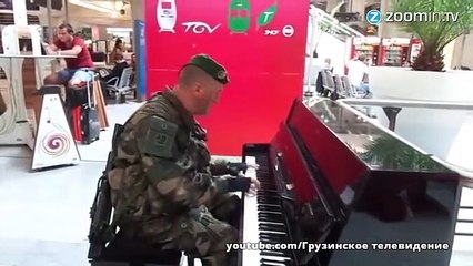 Soldat et musicien, il épate la galerie !