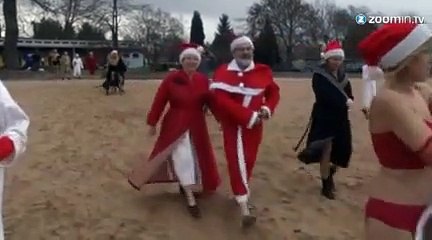 Noël vu par des nageurs peu frileux