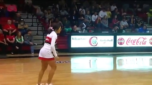 Une pom-pom girl marque un panier incroyable