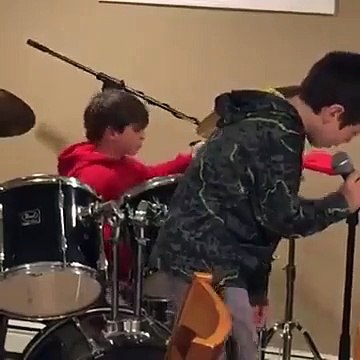 La réaction géniale d'un jeune batteur lorsqu'il voit son ami tomber devant lui