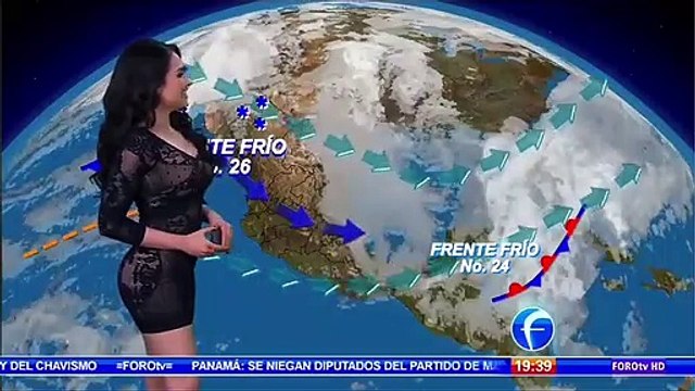 La robe de cette miss météo est-elle trop transparente ?