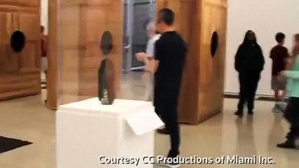 Il brise un vase d'un million de dollars