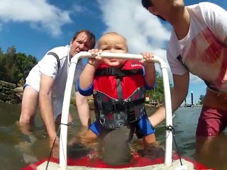 Un bébé de 11 ans fait du ski nautique