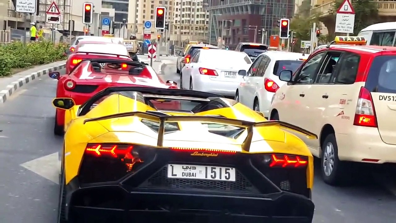 Il accélère au feu rouge et met le feu à sa Lamborghini Aventador Roadster