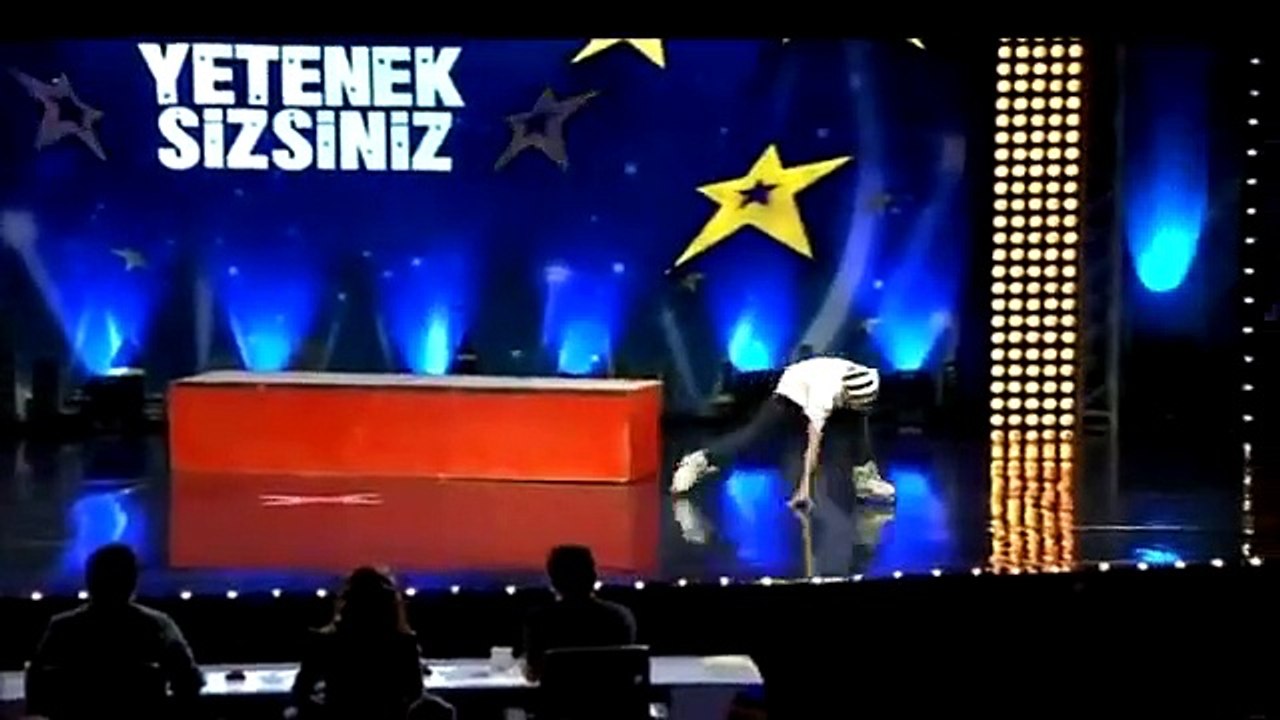 Chute impressionante en roller d'un candidat à Turkey's Got Talent