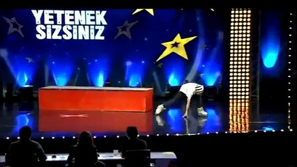 Chute impressionante en roller d'un candidat à Turkey's Got Talent