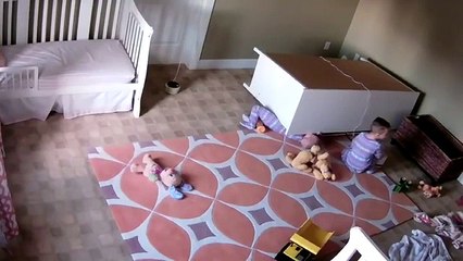 Il sauve son frère jumeaux écrasé par un meuble