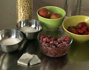 Pêche pochée à la verveine, coulis de fraises fraîches