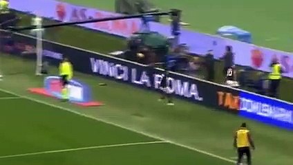 Francesco Totti prend un selfie pour célébrer son but